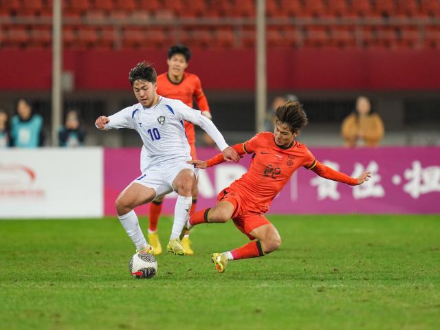 (251118) -- CHENGDU, Nov. 18, 2025 (Xinhua) -- Mao Weijie (R) of China vies with Daler Tukhsanov (L) of Uzbekistan during a match between China's U22 national men's football team and Uzbekistan's U22 national men's football team at the CFA Team China Panda Cup International Tournament 2025 in Chengdu, southwest China's Sichuan Province, Nov. 18, 2025. (Xinhua/Wang Xi)