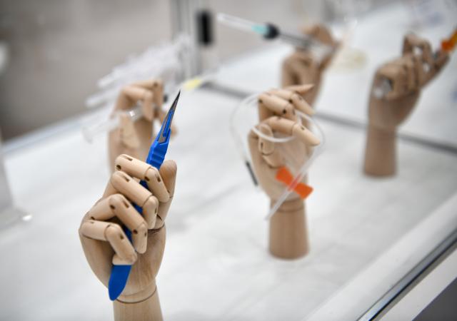 (251118) -- DUSSELDORF, Nov. 18, 2025 (Xinhua) -- Medical devices are displayed at the Medica 2025 in Dusseldorf, Germany, Nov. 17, 2025. A prominent medical device exhibition kicked off on Monday in Dusseldorf, Germany, with more than 1300 Chinese companies attending the event.
   The Medica 2025 is one of the largest and most influential trade fairs of medical devices. Expecting around 80,000 visitors from over 160 countries and regions, this year's event focused on medical technology and devices, digital health, lab and diagnostics, physio technology, and disposables.
   Among the participants across the world, the number of Chinese enterprises was the largest from a non-European country.
   According to the organizer, some 70 countries and regions took part in Medica 2025, which will run through Nov. 20. (Xinhua/Zhang Haofu)