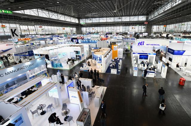 (251118) -- DUSSELDORF, Nov. 18, 2025 (Xinhua) -- People visit the Medica 2025 in Dusseldorf, Germany, Nov. 17, 2025. A prominent medical device exhibition kicked off on Monday in Dusseldorf, Germany, with more than 1300 Chinese companies attending the event.
   The Medica 2025 is one of the largest and most influential trade fairs of medical devices. Expecting around 80,000 visitors from over 160 countries and regions, this year's event focused on medical technology and devices, digital health, lab and diagnostics, physio technology, and disposables.
   Among the participants across the world, the number of Chinese enterprises was the largest from a non-European country.
   According to the organizer, some 70 countries and regions took part in Medica 2025, which will run through Nov. 20. (Xinhua/Zhang Haofu)