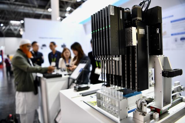 (251118) -- DUSSELDORF, Nov. 18, 2025 (Xinhua) -- An automated pipetting machine is displayed at the exhibition area of Keyto at the Medica 2025 in Dusseldorf, Germany, Nov. 17, 2025. A prominent medical device exhibition kicked off on Monday in Dusseldorf, Germany, with more than 1300 Chinese companies attending the event.
   The Medica 2025 is one of the largest and most influential trade fairs of medical devices. Expecting around 80,000 visitors from over 160 countries and regions, this year's event focused on medical technology and devices, digital health, lab and diagnostics, physio technology, and disposables.
   Among the participants across the world, the number of Chinese enterprises was the largest from a non-European country.
   According to the organizer, some 70 countries and regions took part in Medica 2025, which will run through Nov. 20. (Xinhua/Zhang Haofu)