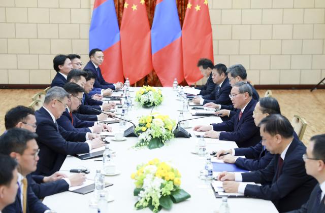 (251118) -- MOSCOW, Nov. 18, 2025 (Xinhua) -- Chinese Premier Li Qiang meets with Mongolian Prime Minister Gombojav Zandanshatar in Moscow, Russia, Nov. 18, 2025. (Xinhua/Ding Haitao)