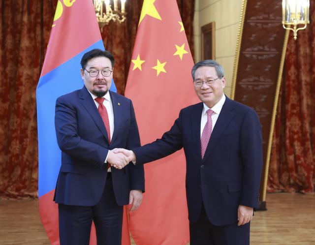 (251118) -- MOSCOW, Nov. 18, 2025 (Xinhua) -- Chinese Premier Li Qiang meets with Mongolian Prime Minister Gombojav Zandanshatar in Moscow, Russia, Nov. 18, 2025. (Xinhua/Ding Haitao)