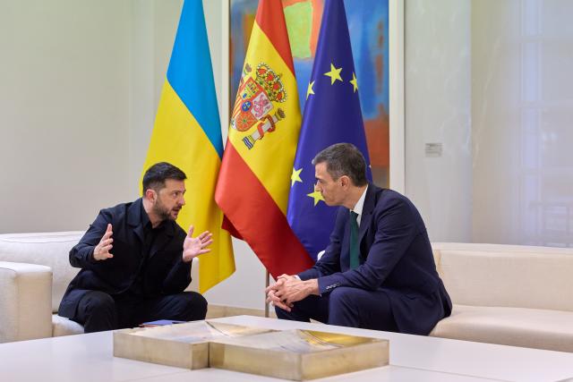 (251118) -- MADRID, Nov. 18, 2025 (Xinhua) -- Spanish Prime Minister Pedro Sanchez (R) talks with visiting Ukrainian President Volodymyr Zelensky at La Moncloa Palace in Madrid, Spain, Nov. 18, 2025. (Xinhua/Meng Dingbo)
