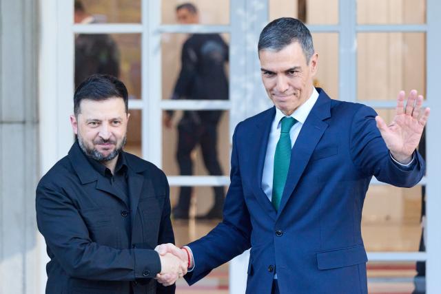 (251118) -- MADRID, Nov. 18, 2025 (Xinhua) -- Spanish Prime Minister Pedro Sanchez (R) shakes hands with visiting Ukrainian President Volodymyr Zelensky at La Moncloa Palace in Madrid, Spain, Nov. 18, 2025. (Xinhua/Meng Dingbo)