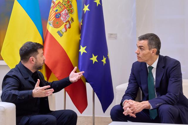 (251118) -- MADRID, Nov. 18, 2025 (Xinhua) -- Spanish Prime Minister Pedro Sanchez (R) talks with visiting Ukrainian President Volodymyr Zelensky at La Moncloa Palace in Madrid, Spain, Nov. 18, 2025. (Xinhua/Meng Dingbo)