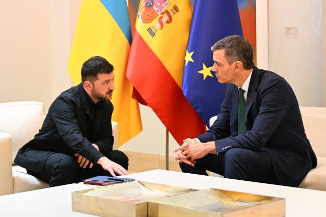 (251118) -- MADRID, Nov. 18, 2025 (Xinhua) -- Spanish Prime Minister Pedro Sanchez (R) talks with visiting Ukrainian President Volodymyr Zelensky at La Moncloa Palace in Madrid, Spain, Nov. 18, 2025. (Xinhua/Cheng Min)