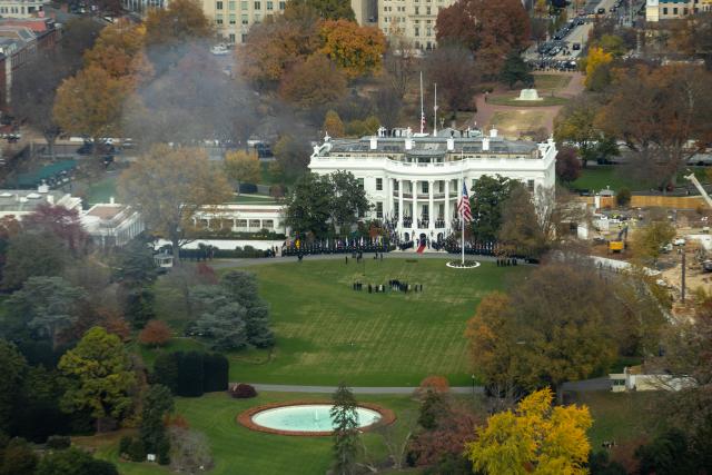 (251118) -- WASHINGTON, Nov. 18, 2025 (Xinhua) -- Photo taken from atop the Washington Monument shows the arrival of Saudi Crown Prince and Prime Minister Mohammed bin Salman on the South Lawn of the White House in Washington, D.C., the United States, Nov. 18, 2025. (Xinhua/Hu Yousong)