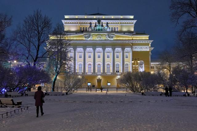 (251118) -- ST. PETERSBURG, Nov. 18, 2025 (Xinhua) -- The Alexandrinsky Theatre is pictured during a snowy night in St. Petersburg, Russia, Nov. 18, 2025. (Photo by Guo Feizhou/Xinhua)