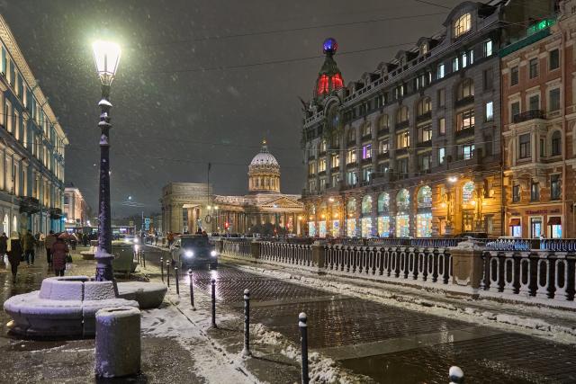 (251118) -- ST. PETERSBURG, Nov. 18, 2025 (Xinhua) -- A street is pictured during a snowy night in St. Petersburg, Russia, Nov. 18, 2025. (Photo by Guo Feizhou/Xinhua)