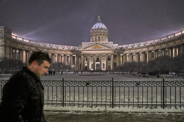 (251118) -- ST. PETERSBURG, Nov. 18, 2025 (Xinhua) -- A man walks past the Kazan Cathedral during a snowy night in St. Petersburg, Russia, Nov. 18, 2025. (Photo by Guo Feizhou/Xinhua)