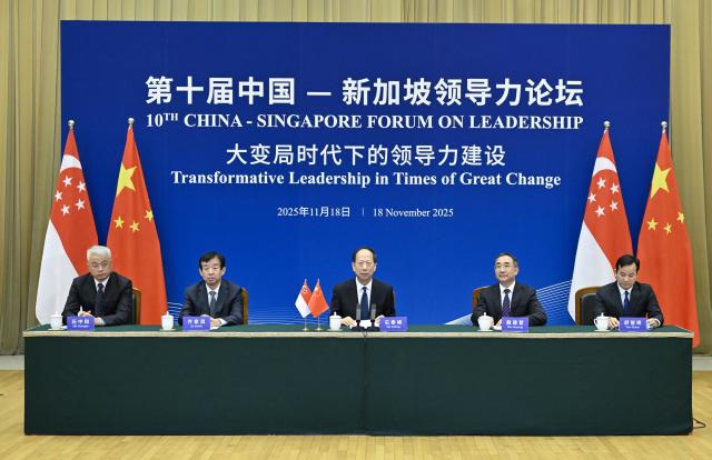 (251119) -- BEIJING, Nov. 19, 2025 (Xinhua) -- Shi Taifeng, a member of the Political Bureau of the Communist Party of China (CPC) Central Committee and head of the CPC Central Committee's Organization Department, delivers a video speech from Beijing, capital of China, at the 10th China-Singapore Forum on Leadership held in Singapore, on Nov. 18, 2025. (Xinhua/Yin Bogu)