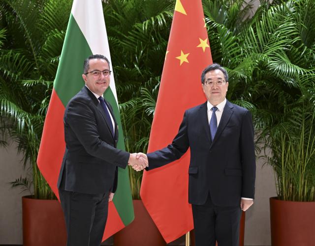 (251118) -- XI'AN, Nov. 18, 2025 (Xinhua) -- Chinese Vice Premier Ding Xuexiang, also a member of the Standing Committee of the Political Bureau of the Communist Party of China Central Committee, meets with Tsoncho Ganev, vice president of the Bulgarian National Assembly, after the opening ceremony of the second China Railway Express Cooperation Forum in Xi'an, northwest China's Shaanxi Province, Nov. 18, 2025. The forum opened here on Tuesday. Ding attended and addressed the opening ceremony of the forum. (Xinhua/Zhang Ling)