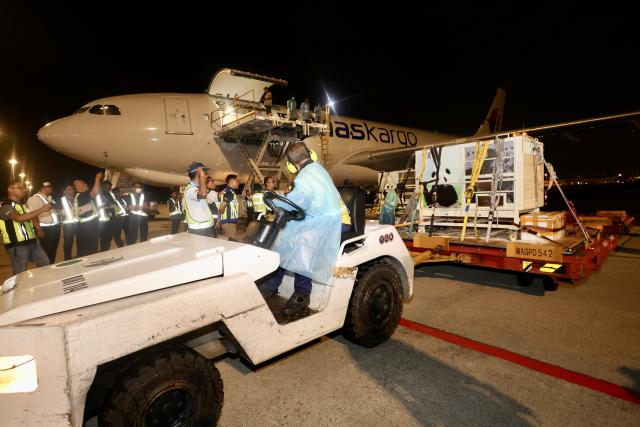 (251119) -- KUALA LUMPUR, Nov. 19, 2025 (Xinhua) -- Staff members transfer giant pandas upon their arrival at Kuala Lumpur International Airport in Kuala Lumpur, Malaysia, Nov. 18, 2025. Malaysia welcomed the arrival of the new pair of giant pandas, "Chen Xing" and "Xiao Yue," with the pair touching down at Kuala Lumpur International Airport on Tuesday.
   In May 2014, China and Malaysia launched their first round of international cooperation on giant panda conservation. This April, a joint statement signed by both countries announced their agreement to continue cooperative research on giant panda conservation, expressing hopes for further progress in the field. (Ministry of Natural Resources and Environmental Sustainability of Malaysia/Handout via Xinhua)