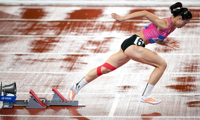 (251119) -- BEIJING, Nov. 19, 2025 (Xinhua) -- Mo Jiadie of Guangdong starts during the women's 400m final of athletics at China's 15th National Games in Guangzhou, south China's Guangdong Province, Nov. 18, 2025. (Xinhua/Deng Hua)
