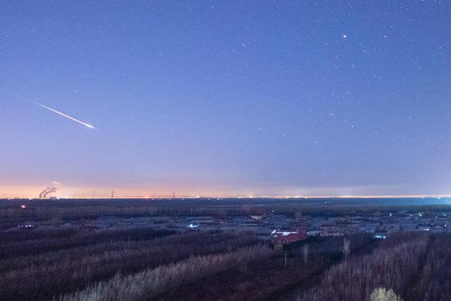 (251119) -- BEIJING, Nov. 19, 2025 (Xinhua) -- This photo taken on Nov. 18, 2025 shows the Leonid meteor shower seen in Harbin, northeast China's Heilongjiang Province. (Photo by Liu Dapeng/Xinhua)