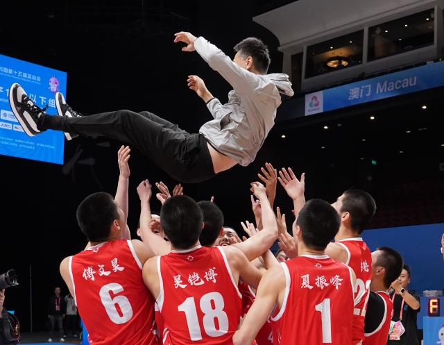 (251119) -- BEIJING, Nov. 19, 2025 (Xinhua) -- Team Guangdong celebrates after winning the U18 men's final match of basketball between Shandong and Guangdong at China's 15th National Games in Macao, south China, Nov. 18, 2025. (Xinhua/Zhou Mi)