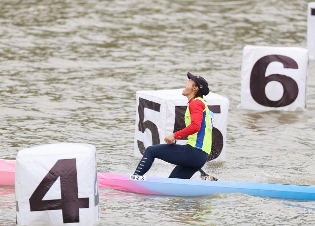 (251119) -- GUANGZHOU, Nov. 19, 2025 (Xinhua) -- Shuai Changwen of Guizhou celebrates after the women's canoe single 200m final A of canoe sprint at China's 15th National Games in Guangzhou, south China's Guangdong Province, Nov. 19, 2025. (Xinhua/Yang Shiyao)