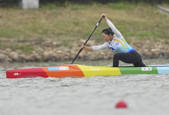 (251119) -- GUANGZHOU, Nov. 19, 2025 (Xinhua) -- Zhang Miao of Yunnan competes during the women's canoe single 200m final A of canoe sprint at China's 15th National Games in Guangzhou, south China's Guangdong Province, Nov. 19, 2025. (Xinhua/Jigme Dorji)