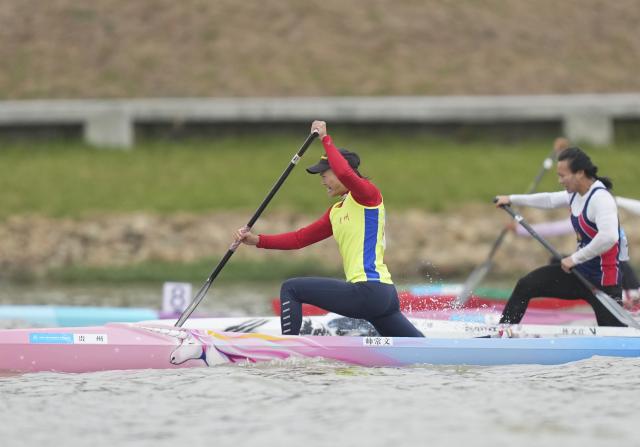 (251119) -- GUANGZHOU, Nov. 19, 2025 (Xinhua) -- Shuai Changwen (front) of Guizhou competes during the women's canoe single 200m final A of canoe sprint at China's 15th National Games in Guangzhou, south China's Guangdong Province, Nov. 19, 2025. (Xinhua/Jigme Dorji)