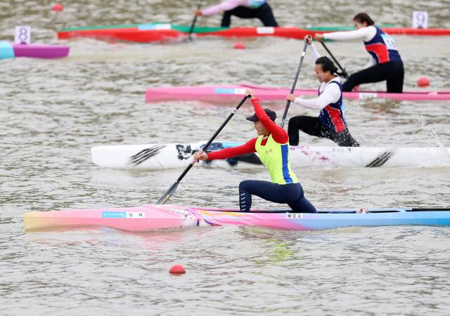 (251119) -- GUANGZHOU, Nov. 19, 2025 (Xinhua) -- Shuai Changwen (front) of Guizhou competes during the women's canoe single 200m final A of canoe sprint at China's 15th National Games in Guangzhou, south China's Guangdong Province, Nov. 19, 2025. (Xinhua/Yang Shiyao)