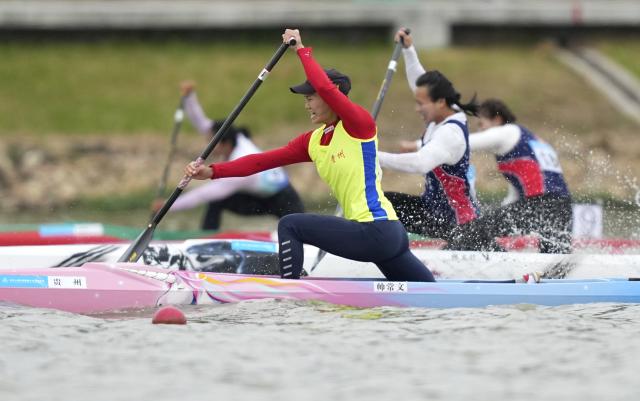 (251119) -- GUANGZHOU, Nov. 19, 2025 (Xinhua) -- Shuai Changwen (front) of Guizhou competes during the women's canoe single 200m final A of canoe sprint at China's 15th National Games in Guangzhou, south China's Guangdong Province, Nov. 19, 2025. (Xinhua/Jigme Dorji)