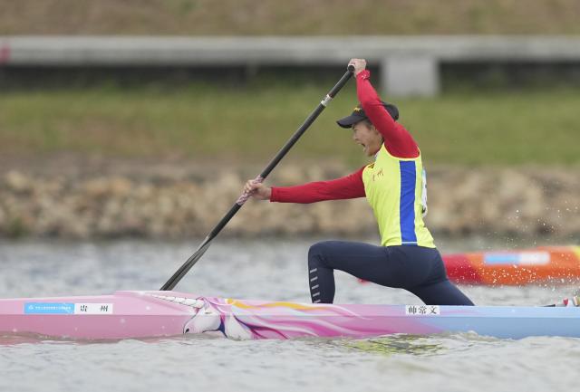 (251119) -- GUANGZHOU, Nov. 19, 2025 (Xinhua) -- Shuai Changwen of Guizhou competes during the women's canoe single 200m final A of canoe sprint at China's 15th National Games in Guangzhou, south China's Guangdong Province, Nov. 19, 2025. (Xinhua/Jigme Dorji)