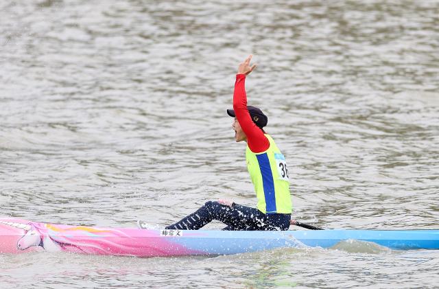 (251119) -- GUANGZHOU, Nov. 19, 2025 (Xinhua) -- Shuai Changwen of Guizhou celebrates after the women's canoe single 200m final A of canoe sprint at China's 15th National Games in Guangzhou, south China's Guangdong Province, Nov. 19, 2025. (Xinhua/Yang Shiyao)