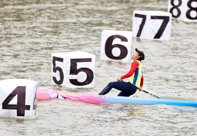 (251119) -- GUANGZHOU, Nov. 19, 2025 (Xinhua) -- Shuai Changwen of Guizhou celebrates after the women's canoe single 200m final A of canoe sprint at China's 15th National Games in Guangzhou, south China's Guangdong Province, Nov. 19, 2025. (Xinhua/Yang Shiyao)