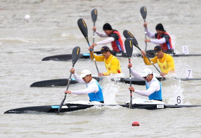 (251119) -- GUANGZHOU, Nov. 19, 2025 (Xinhua) -- Wang Congkang (front, L)/Xu Jiawei (front, R) of Zhejiang compete during the men's kayak double 500m final A of canoe sprint at China's 15th National Games in Guangzhou, south China's Guangdong Province, Nov. 19, 2025. (Xinhua/Yang Shiyao)
