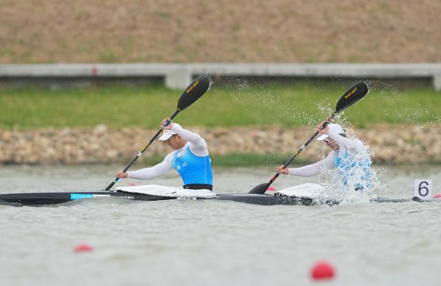 (251119) -- GUANGZHOU, Nov. 19, 2025 (Xinhua) -- Wang Congkang (L)/Xu Jiawei of Zhejiang compete during the men's kayak double 500m final A of canoe sprint at China's 15th National Games in Guangzhou, south China's Guangdong Province, Nov. 19, 2025. (Xinhua/Jigme Dorji)