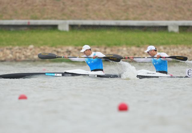 (251119) -- GUANGZHOU, Nov. 19, 2025 (Xinhua) -- Wang Congkang (L)/Xu Jiawei of Zhejiang compete during the men's kayak double 500m final A of canoe sprint at China's 15th National Games in Guangzhou, south China's Guangdong Province, Nov. 19, 2025. (Xinhua/Jigme Dorji)