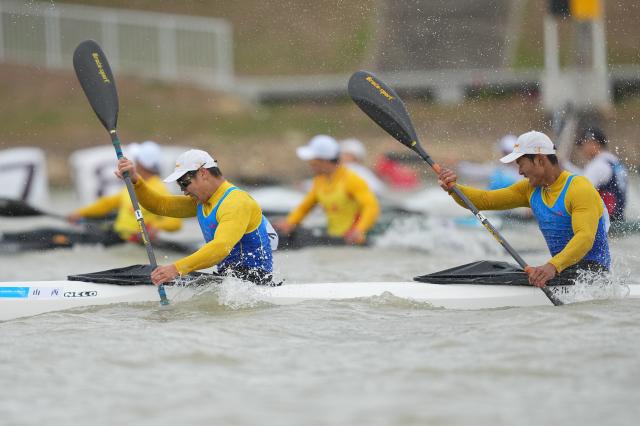 (251119) -- GUANGZHOU, Nov. 19, 2025 (Xinhua) -- Ma Fei (L)/Wang Jinwei of Shanxi compete during the men's kayak double 500m final A of canoe sprint at China's 15th National Games in Guangzhou, south China's Guangdong Province, Nov. 19, 2025. (Xinhua/Jigme Dorji)