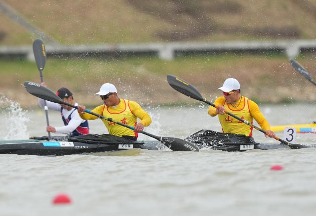 (251119) -- GUANGZHOU, Nov. 19, 2025 (Xinhua) -- Liang Fengwei (L)/Chen Weiyang of Shandong compete during the men's kayak double 500m final A of canoe sprint at China's 15th National Games in Guangzhou, south China's Guangdong Province, Nov. 19, 2025. (Xinhua/Jigme Dorji)