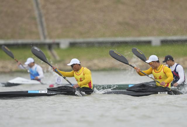 (251119) -- GUANGZHOU, Nov. 19, 2025 (Xinhua) -- Liang Fengwei (L)/Chen Weiyang of Shandong compete during the men's kayak double 500m final A of canoe sprint at China's 15th National Games in Guangzhou, south China's Guangdong Province, Nov. 19, 2025. (Xinhua/Jigme Dorji)