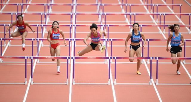 (251119) -- GUANGZHOU, Nov. 19, 2025 (Xinhua) -- Liu Jingyang (C) of Guangdong competes during the women's 100m hurdles heat of athletics at China's 15th National Games in Guangzhou, south China's Guangdong Province, Nov. 19, 2025. (Xinhua/Deng Hua)