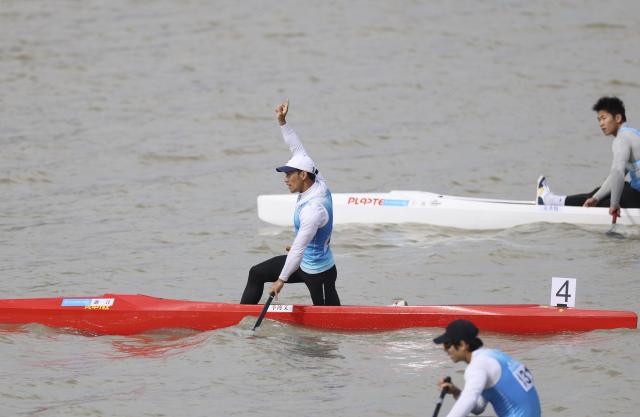 (251119) -- GUANGZHOU, Nov. 19, 2025 (Xinhua) -- Ji Bowen (L) of Zhejiang celebrates during the men's canoe single 1000m final of canoe sprint at China's 15th National Games in Guangzhou, south China's Guangdong Province, Nov. 19, 2025. (Xinhua/Yang Shiyao)