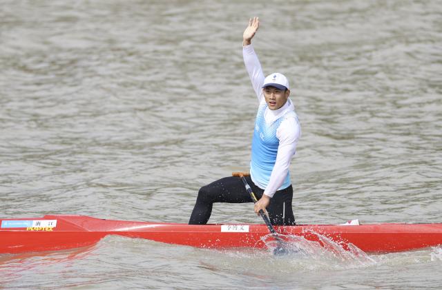 (251119) -- GUANGZHOU, Nov. 19, 2025 (Xinhua) -- Ji Bowen of Zhejiang celebrates during the men's canoe single 1000m final of canoe sprint at China's 15th National Games in Guangzhou, south China's Guangdong Province, Nov. 19, 2025. (Xinhua/Yang Shiyao)