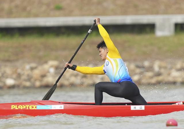 (251119) -- GUANGZHOU, Nov. 19, 2025 (Xinhua) -- Liu Hao of Yunnan competes during the men's canoe single 1000m final of canoe sprint at China's 15th National Games in Guangzhou, south China's Guangdong Province, Nov. 19, 2025. (Xinhua/Jigme Dorji)