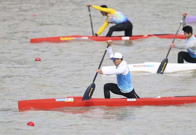 (251119) -- GUANGZHOU, Nov. 19, 2025 (Xinhua) -- Ji Bowen (front) of Zhejiang competes during the men's canoe single 1000m final of canoe sprint at China's 15th National Games in Guangzhou, south China's Guangdong Province, Nov. 19, 2025. (Xinhua/Yang Shiyao)