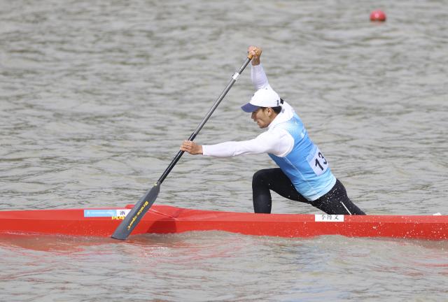 (251119) -- GUANGZHOU, Nov. 19, 2025 (Xinhua) -- Ji Bowen of Zhejiang competes during the men's canoe single 1000m final of canoe sprint at China's 15th National Games in Guangzhou, south China's Guangdong Province, Nov. 19, 2025. (Xinhua/Yang Shiyao)