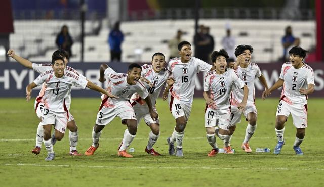 (251119) -- DOHA, Nov. 19, 2025 (Xinhua) -- Players of Japan celebrate after winning the round of 16 football match between the Democratic People's Republic of Korea (DPRK) and Japan at FIFA U17 World cup Qatar 2025 in Doha, Qatar, on Nov. 18, 2025. (Photo by Nikku/Xinhua)