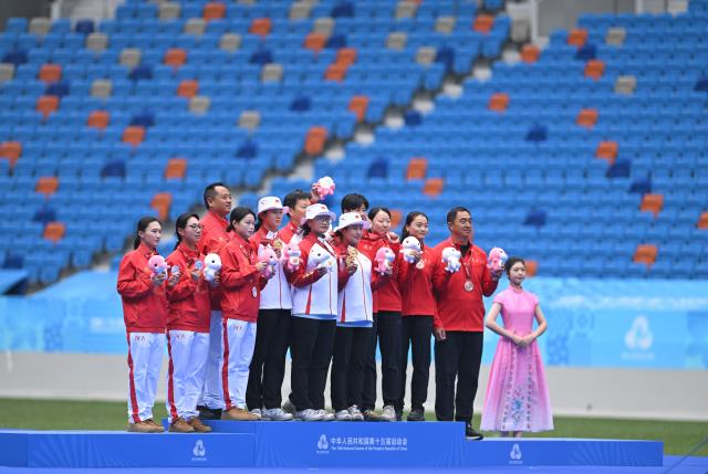 (251119) -- SHENZHEN, Nov. 19, 2025 (Xinhua) -- Gold medalists team Shandong, silver medalists team Henan and bronze medalists team Shaanxi pose during the awarding ceremony for the women's recurve team of archery at China's 15th National Games in Shenzhen, south China's Guangdong Province, Nov. 19, 2025. (Xinhua/Zhang Long)