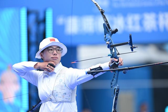 (251119) -- SHENZHEN, Nov. 19, 2025 (Xinhua) -- Shen Jiawen of Henan competes during the women's recurve team final of archery at China's 15th National Games in Shenzhen, south China's Guangdong Province, Nov. 19, 2025. (Xinhua/Zhang Long)