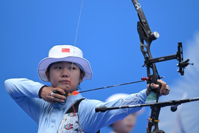 (251119) -- SHENZHEN, Nov. 19, 2025 (Xinhua) -- Yu Qi of Shandong competes during the women's recurve team final of archery at China's 15th National Games in Shenzhen, south China's Guangdong Province, Nov. 19, 2025. (Xinhua/Zhang Long)