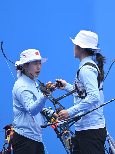 (251119) -- SHENZHEN, Nov. 19, 2025 (Xinhua) -- Wu Zihan (L) and her teammate Yu Qi cheer each other during the women's recurve team final of archery at China's 15th National Games in Shenzhen, south China's Guangdong Province, Nov. 19, 2025. (Xinhua/Zhang Long)