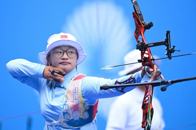 (251119) -- SHENZHEN, Nov. 19, 2025 (Xinhua) -- Liu Yanxiu of Shandong competes during the women's recurve team final of archery at China's 15th National Games in Shenzhen, south China's Guangdong Province, Nov. 19, 2025. (Xinhua/Zhang Long)