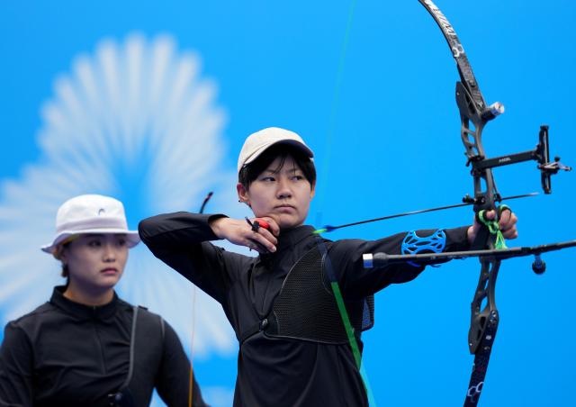 (251119) -- SHENZHEN, Nov. 19, 2025 (Xinhua) -- Ma Yijing (R) of Shaanxi competes during the women's recurve team bronze medal match of archery at China's 15th National Games in Shenzhen, south China's Guangdong Province, Nov. 19, 2025. (Xinhua/Hao Yuan)