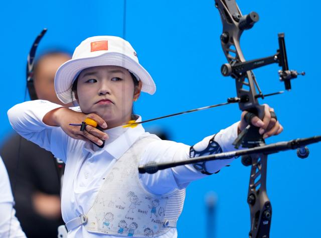 (251119) -- SHENZHEN, Nov. 19, 2025 (Xinhua) -- Liang Lina of Fujian competes during the women's recurve team bronze medal match of archery at China's 15th National Games in Shenzhen, south China's Guangdong Province, Nov. 19, 2025. (Xinhua/Hao Yuan)