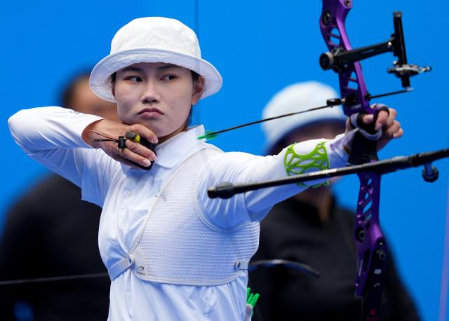 (251119) -- SHENZHEN, Nov. 19, 2025 (Xinhua) -- Fang Jing of Fujian competes during the women's recurve team bronze medal match of archery at China's 15th National Games in Shenzhen, south China's Guangdong Province, Nov. 19, 2025. (Xinhua/Hao Yuan)