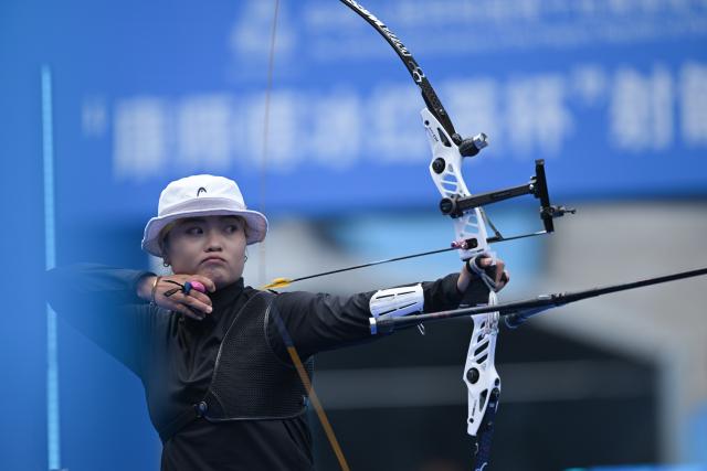 (251119) -- SHENZHEN, Nov. 19, 2025 (Xinhua) -- Ru Qingning of Shaanxi competes during the women's recurve team bronze medal match of archery at China's 15th National Games in Shenzhen, south China's Guangdong Province, Nov. 19, 2025. (Xinhua/Zhang Long)